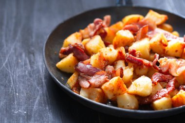 Kırsal domuz pastırmalı patates haşhaş kahvaltısı.                              