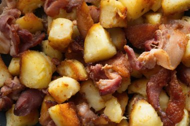 Kırsal domuz pastırması patatesli haşhaş kahvaltı arka planında.                            