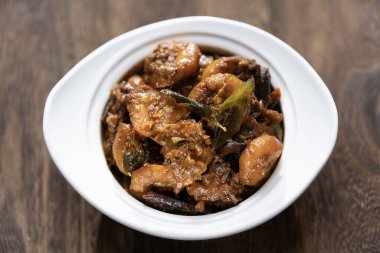 Bir kase karidesli masala körisini yakın.                           