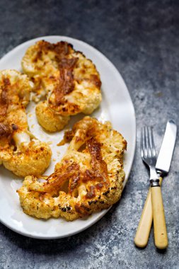 Fırında pişmiş karnabahar bifteğini yakın.                           