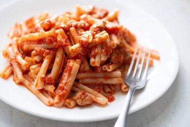 Domates soslu İtalyan sosisli cavatelli makarna tabağını kapat.                              