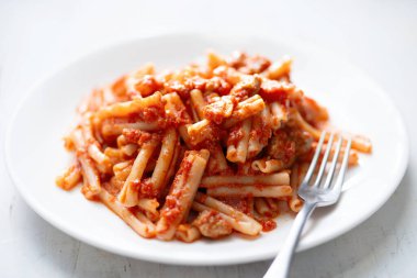 Domates soslu İtalyan sosisli cavatelli makarna tabağını kapat.                              