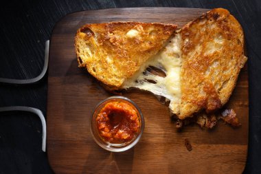 İtalyan usulü kızarmış peynirli sandviçe yaklaş.