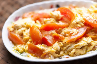 Çin usulü çırpılmış domates yumurtası.