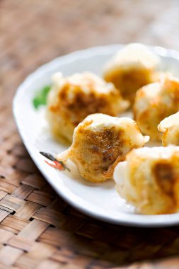 Çin usulü tavada kızartılmış hamur köftesi...