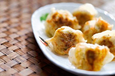 Çin usulü tavada kızartılmış hamur köftesi...