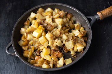  Kızarmış patatesleri yakın.