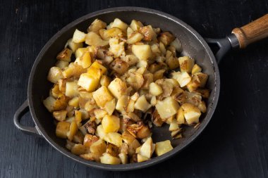 Kızarmış patatesleri yakın.