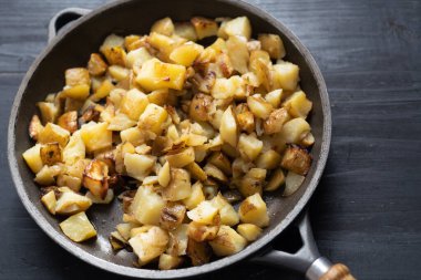 Kızarmış patatesleri yakın.