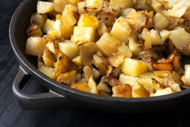 Kızarmış patatesleri yakın.