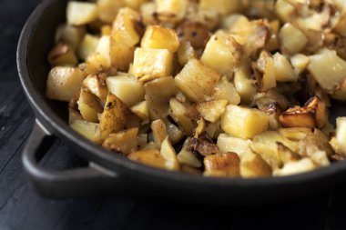 Kızarmış patatesleri yakın.