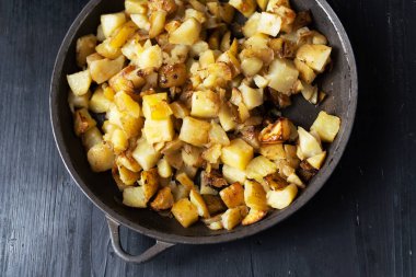 Kızarmış patatesleri yakın.