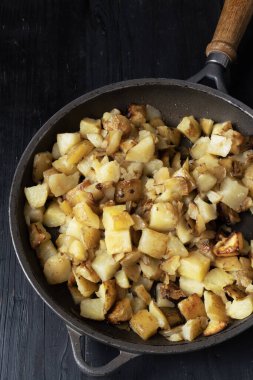 Kızarmış patatesleri yakın.