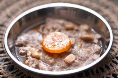 Bir tabak Çin buğulamalı kıymalı domuz köftesi ve tuzlu yumurta konforlu yiyecek.