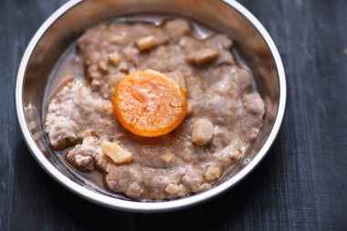 Bir tabak Çin buğulamalı kıymalı domuz köftesi ve tuzlu yumurta konforlu yiyecek.