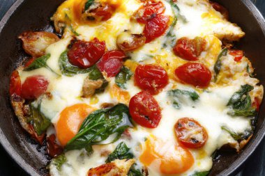 Sağlıklı kahvaltı tavası yumurtalarını yakın.