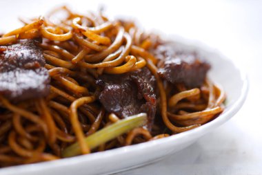  Çin usulü kızarmış erişte tabağını kapat.