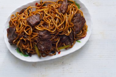 Çin usulü kızarmış erişte tabağını kapat.