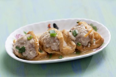 Çin usulü bir tabağa yakın pişmiş köfte.