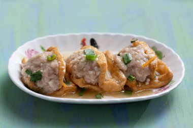 Çin usulü bir tabağa yakın pişmiş köfte.