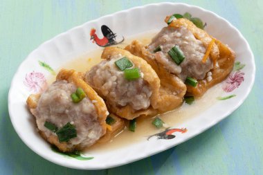 Çin usulü bir tabağa yakın pişmiş köfte.