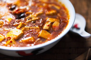 Bir kase geleneksel Çin Mapo tosu.