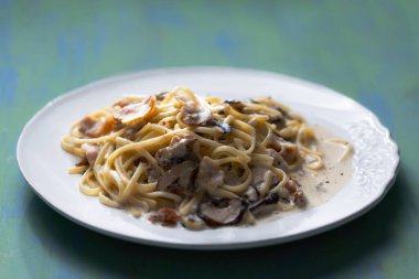 Bir tabak mantarlı ve pastırmalı Carbonara Makarnası.