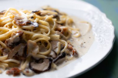 Bir tabak mantarlı ve pastırmalı Carbonara Makarnası.