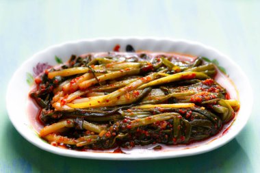                                Bir tabak yeşil soğan kimchi, pa-kimchi