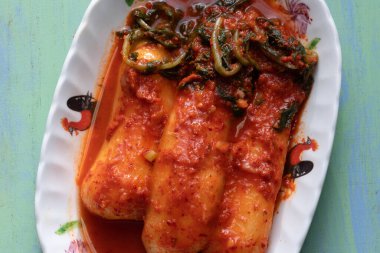                                Bir tabak turplu kimchi, chonggak kimchi.