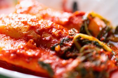                                Bir tabak turplu kimchi, chonggak kimchi.