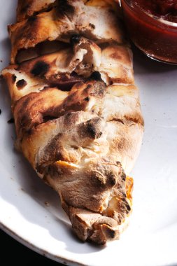                                İtalyan stromboli 'si, pizza arrotolata.