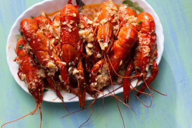 Geleneksel sarımsaklı baharatlı sichuan kırmızı kerevit tabağını kapat.