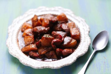                             Bir tabak geleneksel İspanyol patatesini sucuklu sosisle kapat.