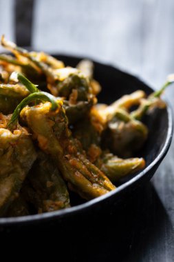 Bir tabak İspanyol asma biberini kapat.