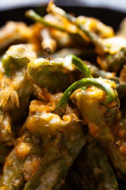 Bir tabak İspanyol asma biberini kapat.