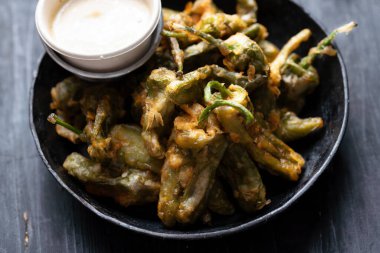 Bir tabak İspanyol asma biberini kapat.