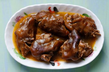 Bir tabak kırmızı domuz paçasını yakın.