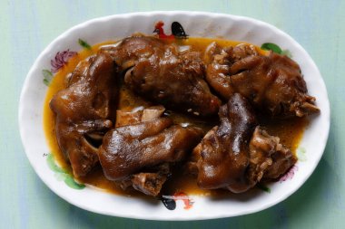 Bir tabak kırmızı domuz paçasını yakın.