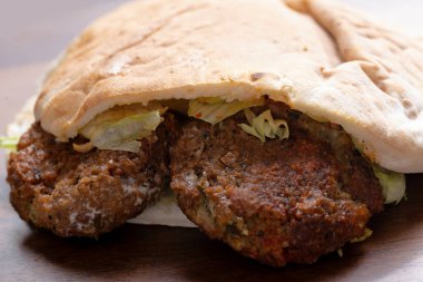 Geleneksel pita falafel sandviçi.
