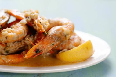    Bir tabak geleneksel İspanyol sarımsaklı karides tapası.