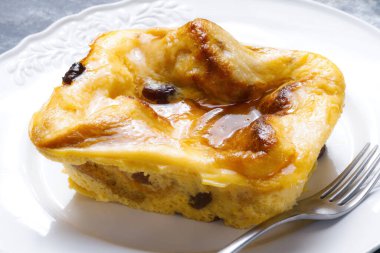  Geleneksel İngiliz ekmek ve tereyağlı pudingine yakın çekim