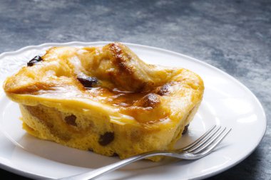  Geleneksel İngiliz ekmek ve tereyağlı pudingine yakın çekim