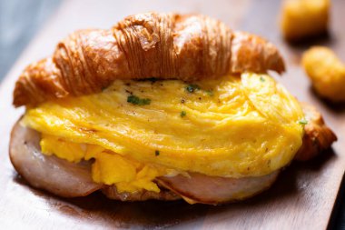 Omlet kruvasanını kapat.