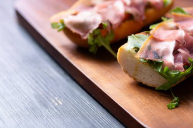  İtalyan parmalı jambonlu tostu yakın plan.