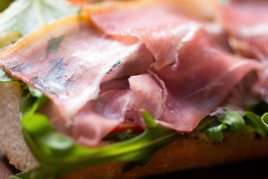  İtalyan parmalı jambonlu tostu yakın plan.