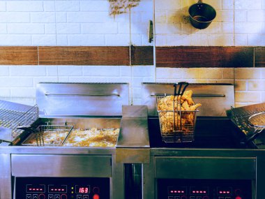 Köy mutfağı, kızarmış tavuk dükkanı mutfağı.       