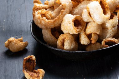 Bir tava domuz derisini kapat.