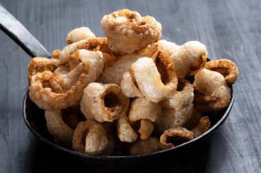 Bir tava domuz derisini kapat.