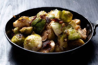 Bir tava domuz pastırması, Brüksel lahanası.